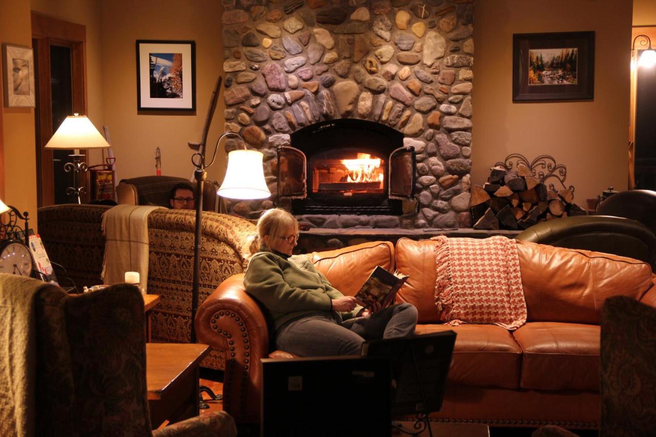 Vagabond Lodge At Kicking Horse Golden Zewnętrze zdjęcie