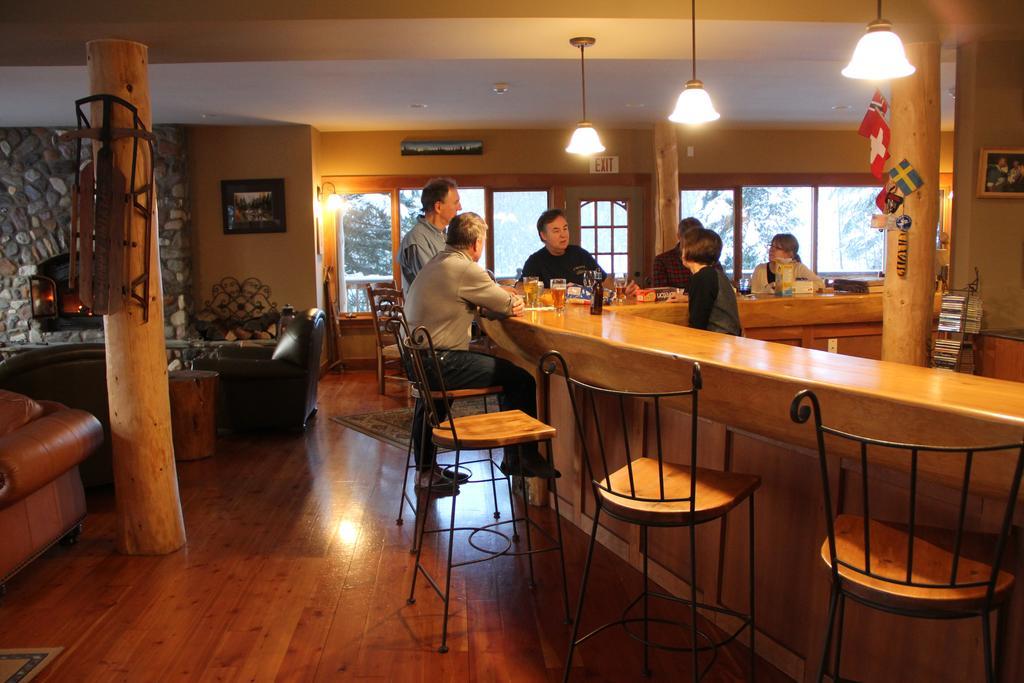 Vagabond Lodge At Kicking Horse Golden Zewnętrze zdjęcie